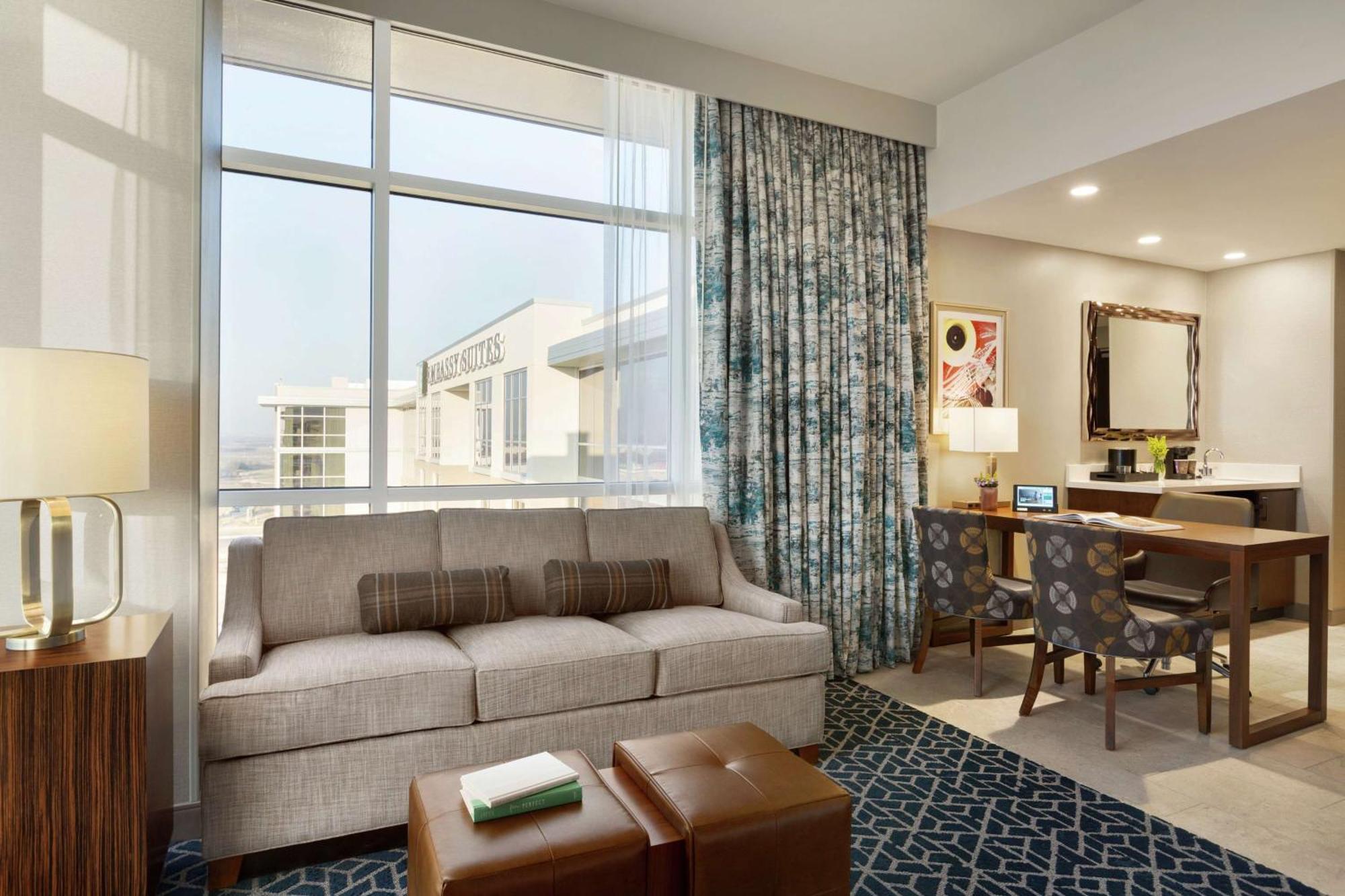 Embassy Suites By Hilton Denton Convention Center Exterior foto